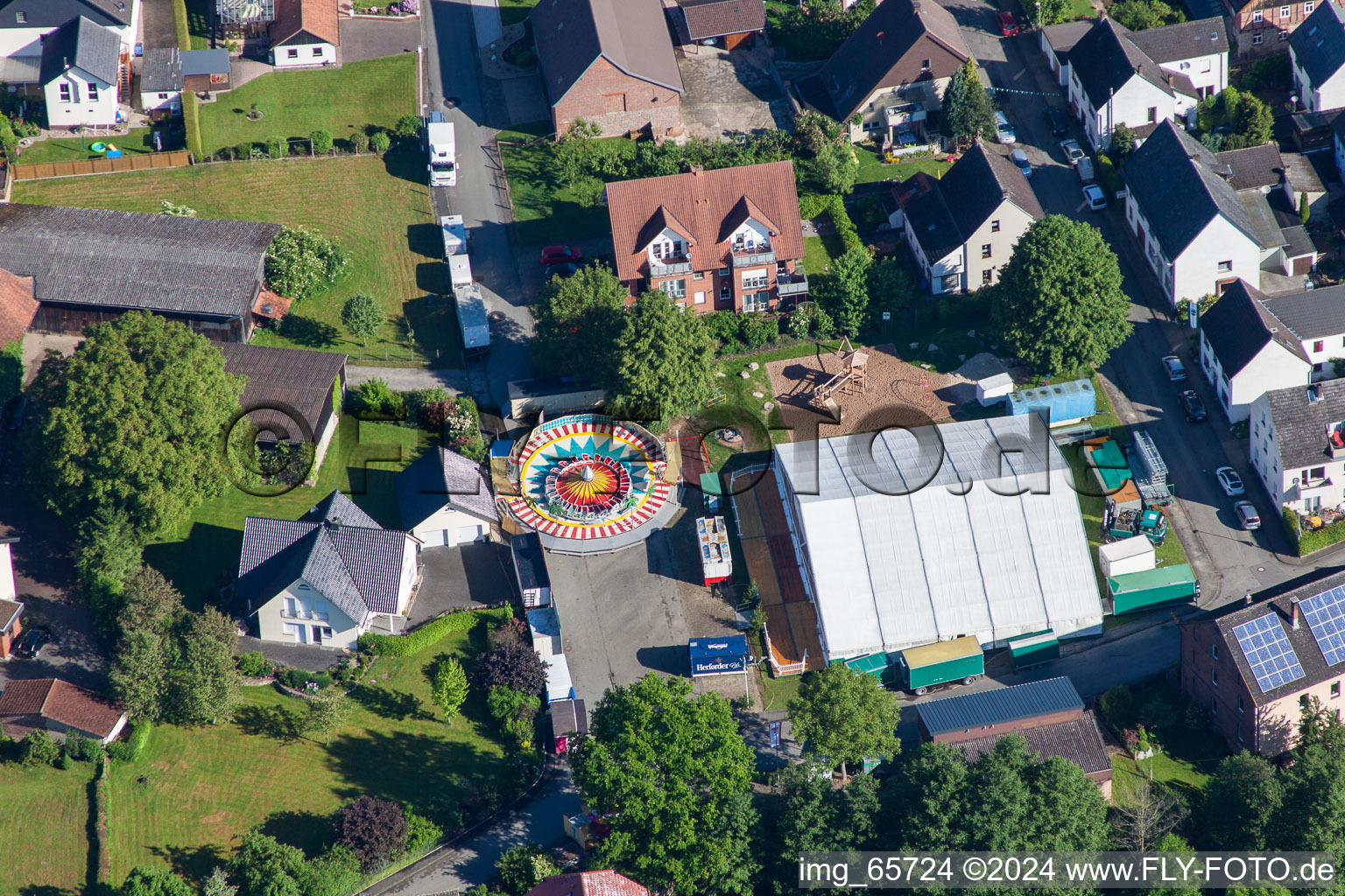 Vue aérienne de Participants du Festival Kirchweih sur le terrain du concert événementiel à le quartier Brenkhausen in Höxter dans le département Rhénanie du Nord-Westphalie, Allemagne