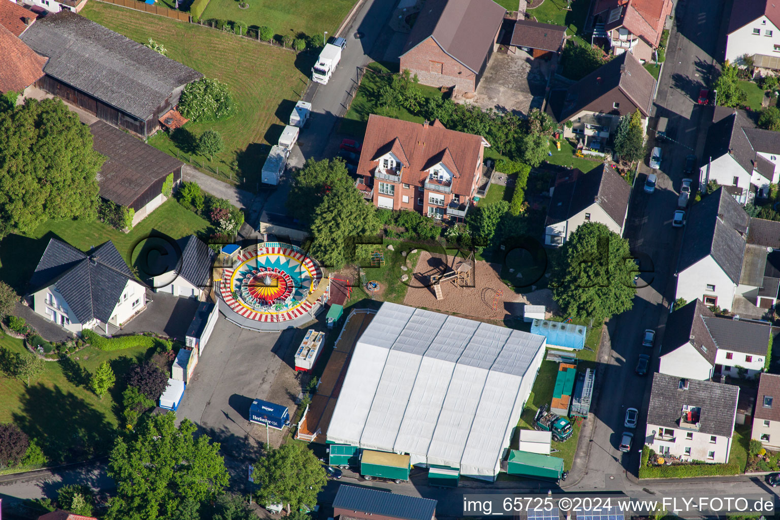 Vue aérienne de Participants du Festival Kirchweih sur le terrain du concert événementiel à le quartier Brenkhausen in Höxter dans le département Rhénanie du Nord-Westphalie, Allemagne