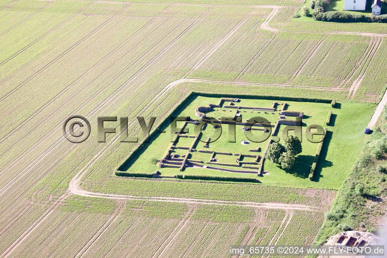 Vue aérienne de Murs de fondation de l'ancien monastère de Corvey à Höxter dans le département Rhénanie du Nord-Westphalie, Allemagne