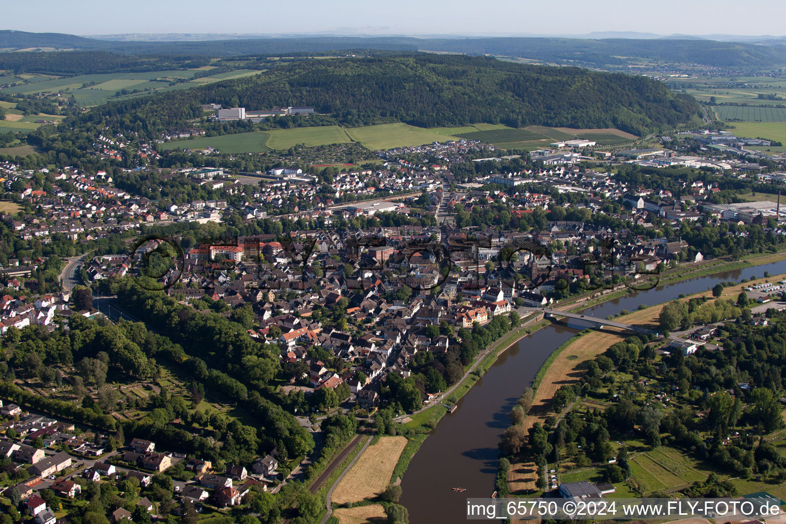 Höxter dans le département Rhénanie du Nord-Westphalie, Allemagne du point de vue du drone