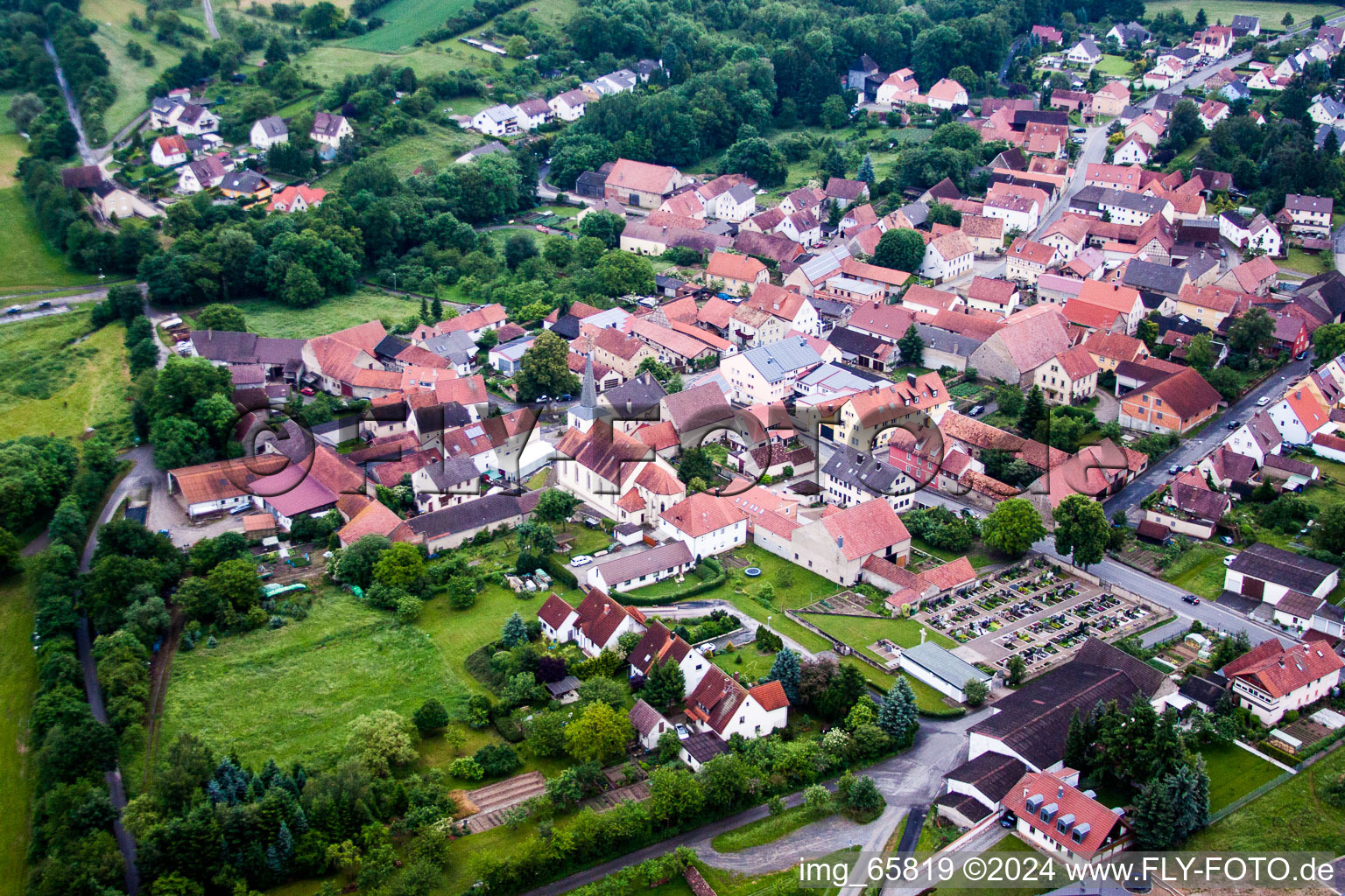 Vue aérienne de Bâtiments religieux en Untereuerheim à le quartier Untereuerheim in Grettstadt dans le département Bavière, Allemagne