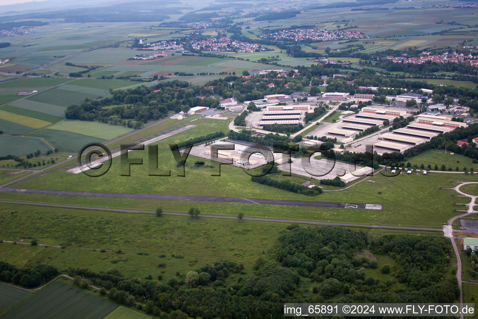 Vue aérienne de Schweinfurt Geldersheim, ancien aérodrome américain à Geldersheim dans le département Bavière, Allemagne