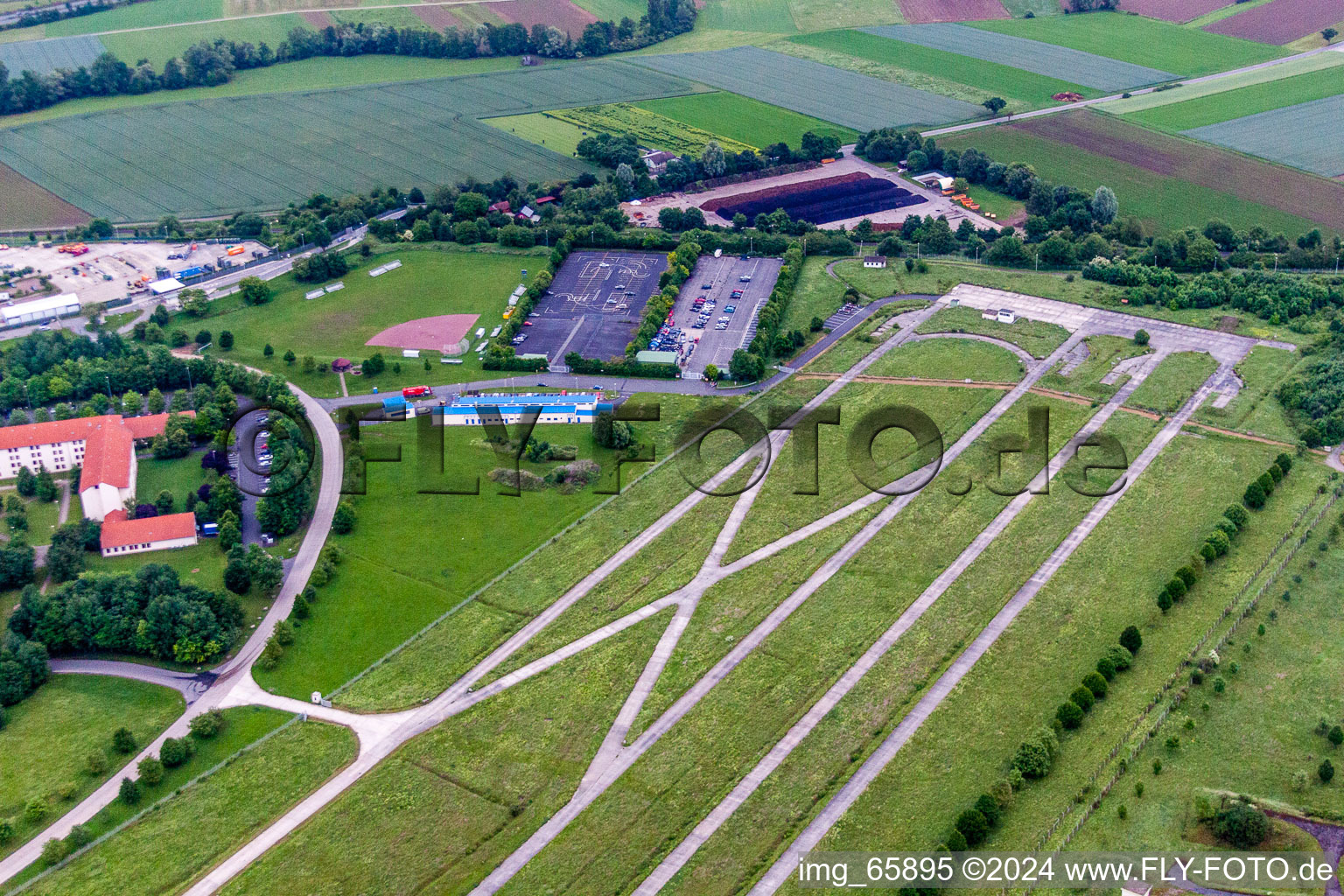 Vue aérienne de Piste fermée et piste d'atterrissage de l'ancien aérodrome à Geldersheim dans le département Bavière, Allemagne