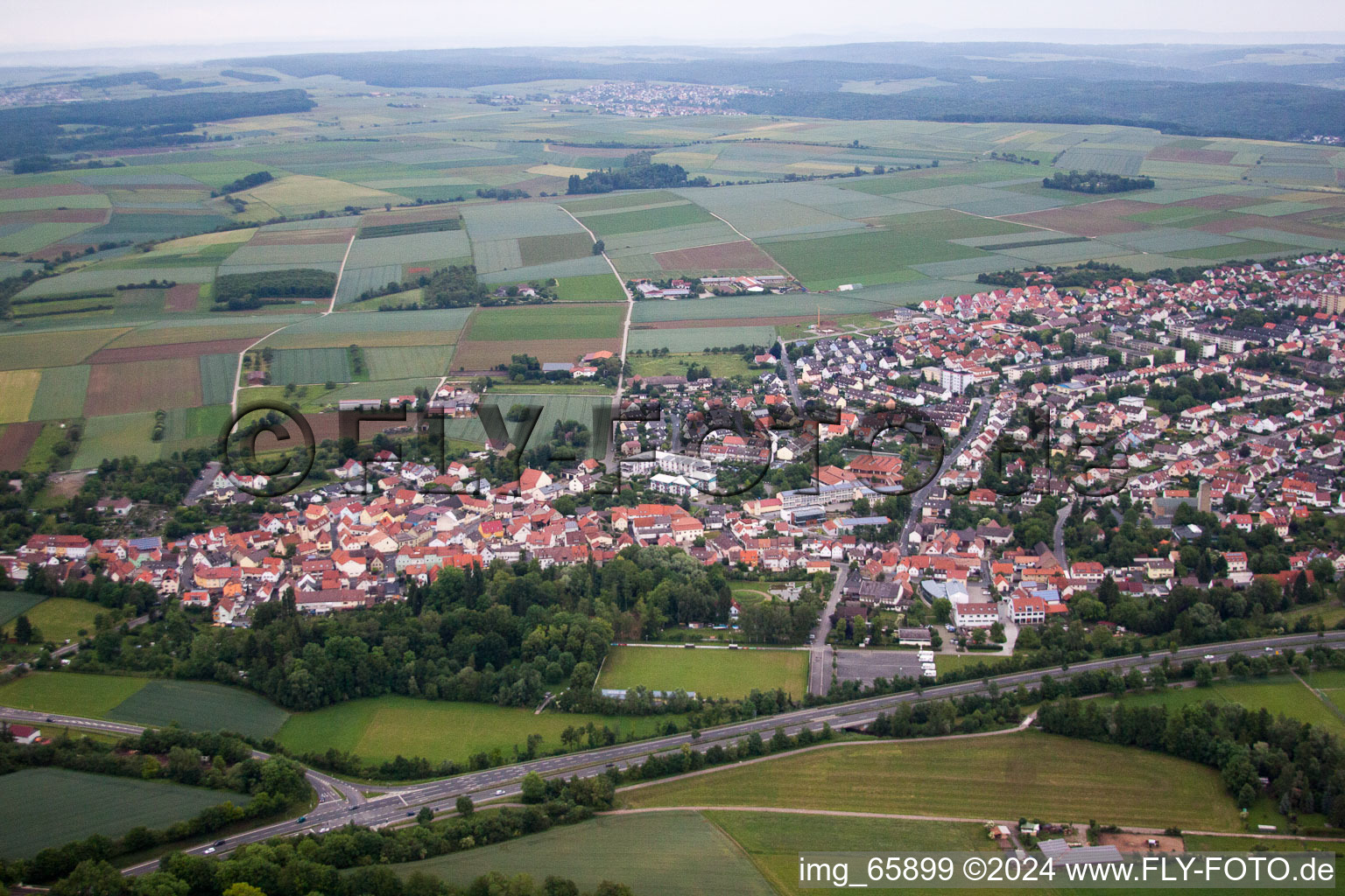 Vue aérienne de Niederwerrn dans le département Bavière, Allemagne