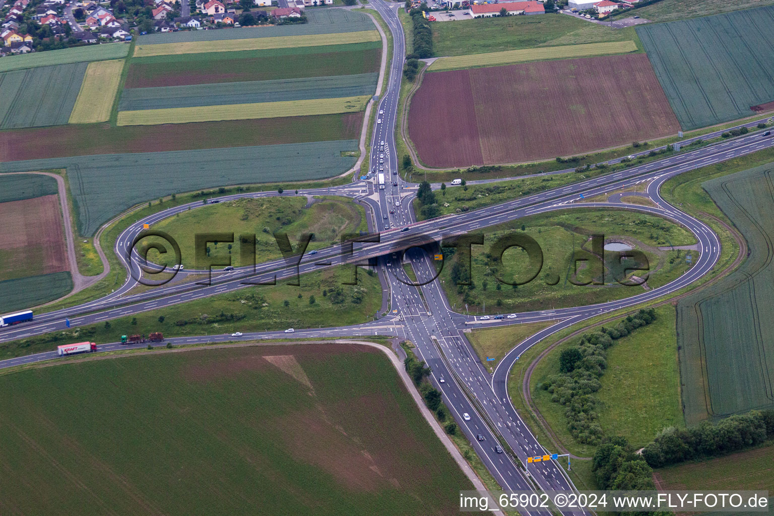 Vue aérienne de Tracé et voies le long de la sortie d'autoroute et accès du BAB A71 à la B303 à Geldersheim dans le département Bavière, Allemagne