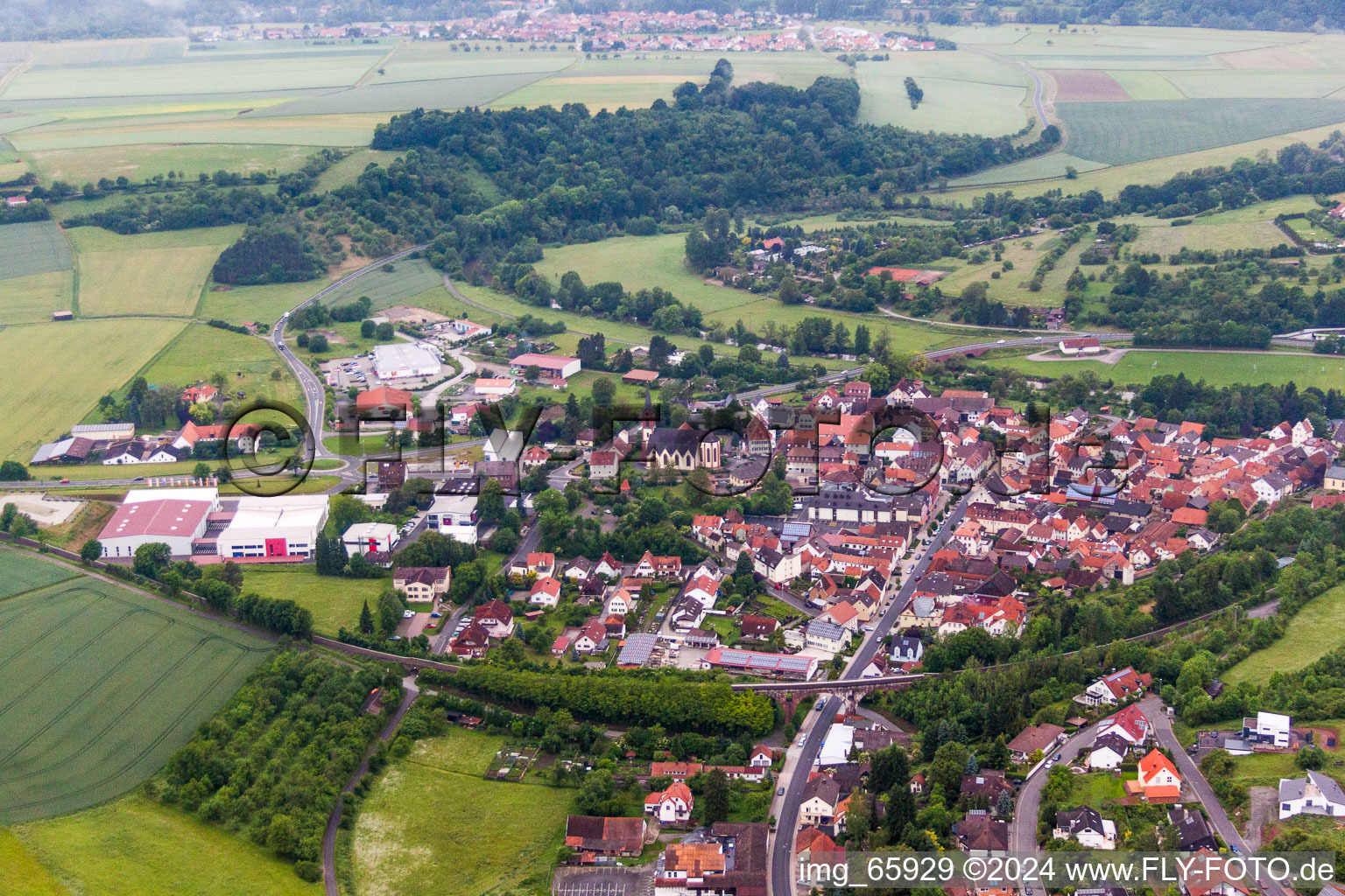 Vue aérienne de Vue sur le village à Euerdorf dans le département Bavière, Allemagne