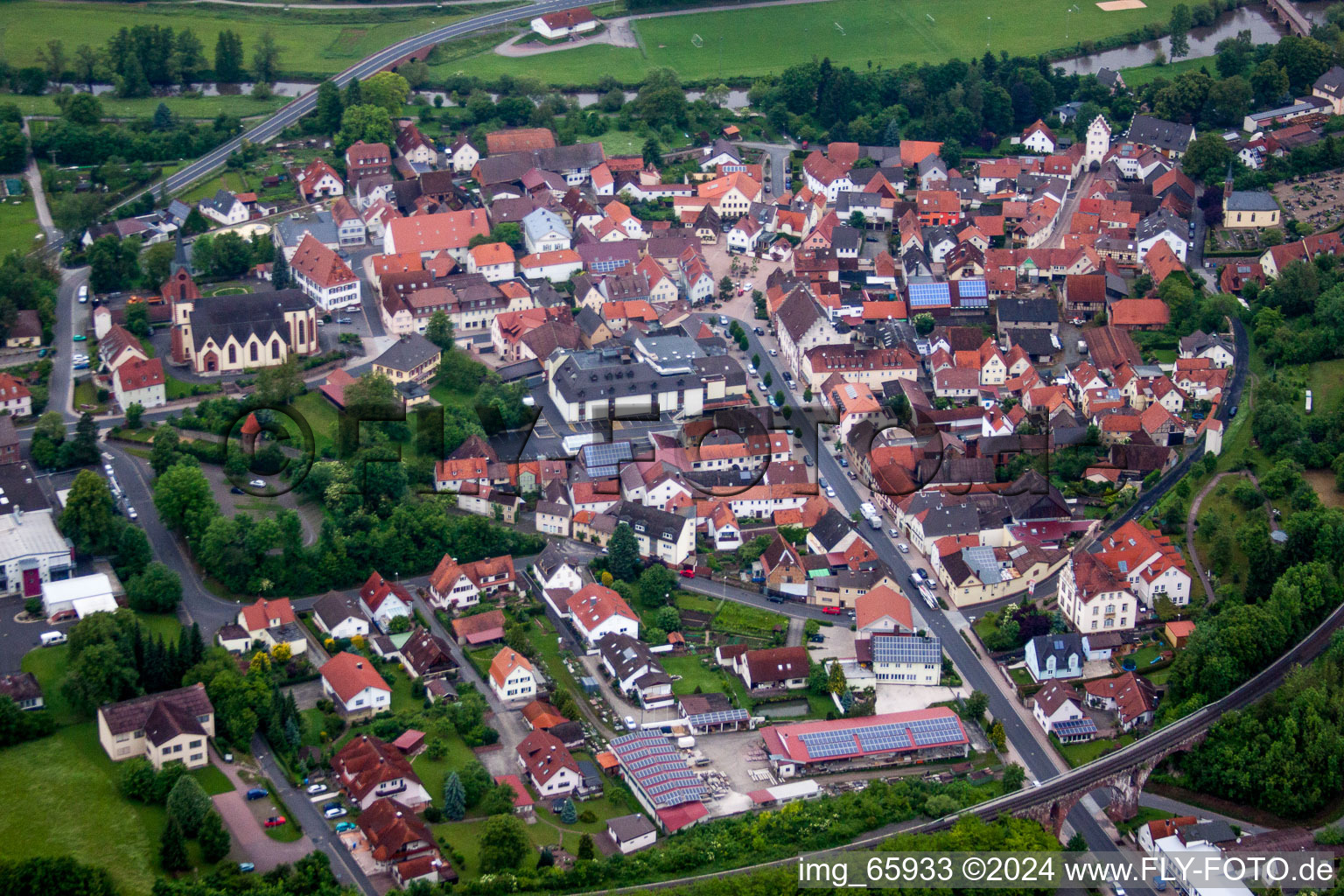 Vue aérienne de Vue sur le village à Euerdorf dans le département Bavière, Allemagne