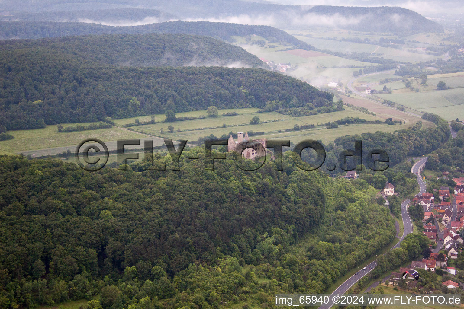 Vue aérienne de Ruines et vestiges des murs de l'ancien complexe du château et de la forteresse de Trimburg à le quartier Trimberg in Elfershausen dans le département Bavière, Allemagne