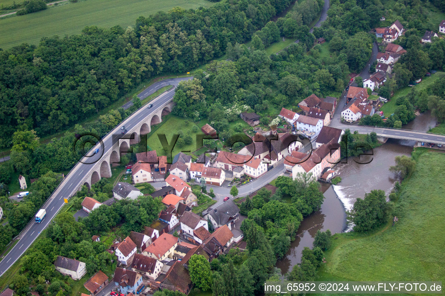 Vue aérienne de Rivière - structure de pont sur la Saale franconienne en Trimberg à le quartier Trimberg in Elfershausen dans le département Bavière, Allemagne