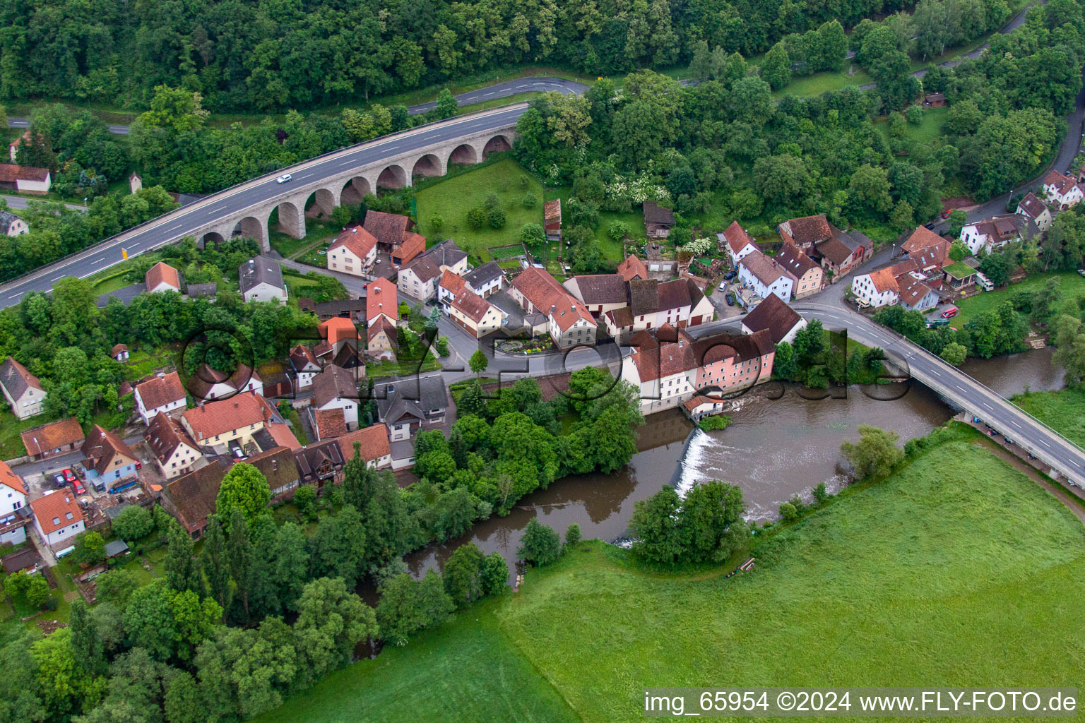 Vue aérienne de Pont de la Saale à le quartier Trimberg in Elfershausen dans le département Bavière, Allemagne