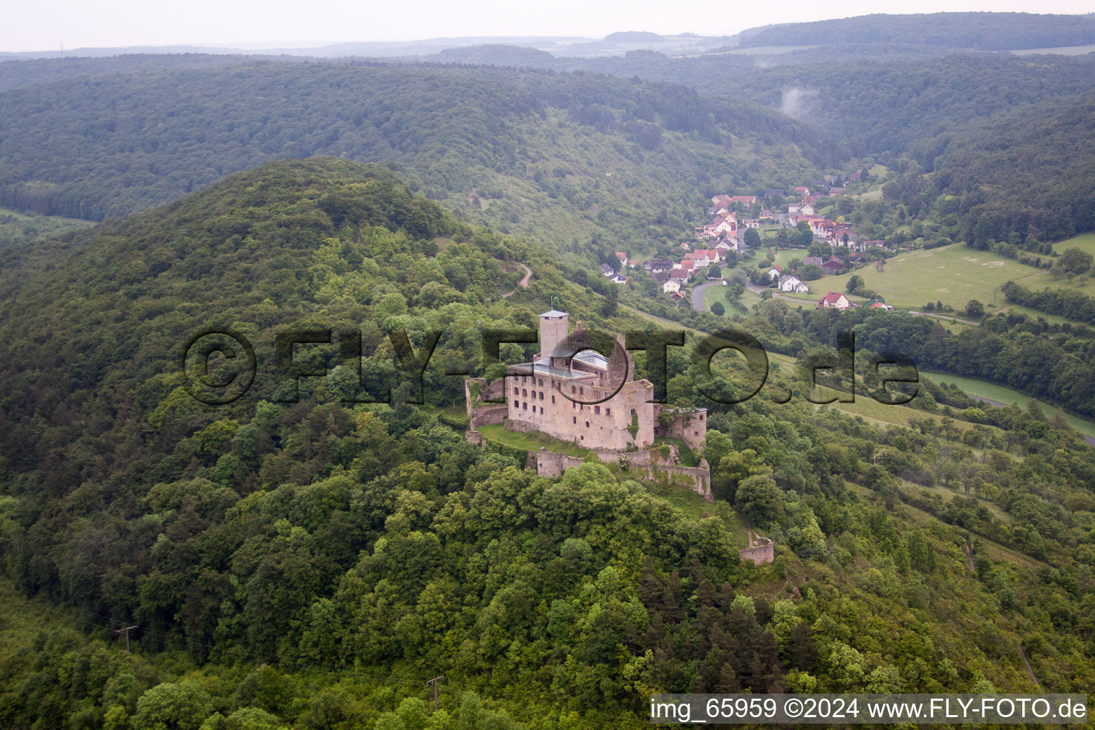 Vue aérienne de Ruines et vestiges des murs de l'ancien complexe du château et de la forteresse de Trimburg à le quartier Trimberg in Elfershausen dans le département Bavière, Allemagne