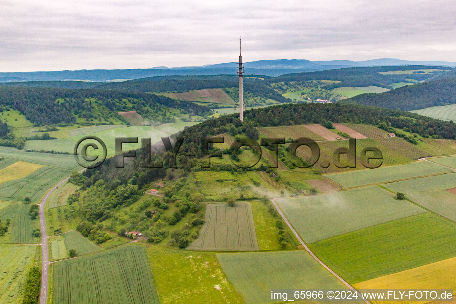 Vue aérienne de Tour de transmission à le quartier Westheim in Hammelburg dans le département Bavière, Allemagne