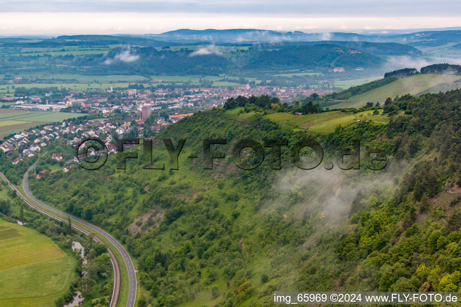 Vue aérienne de Aire de décollage deltaplane au dessus de l'Amalienquelle à Hammelburg dans le département Bavière, Allemagne