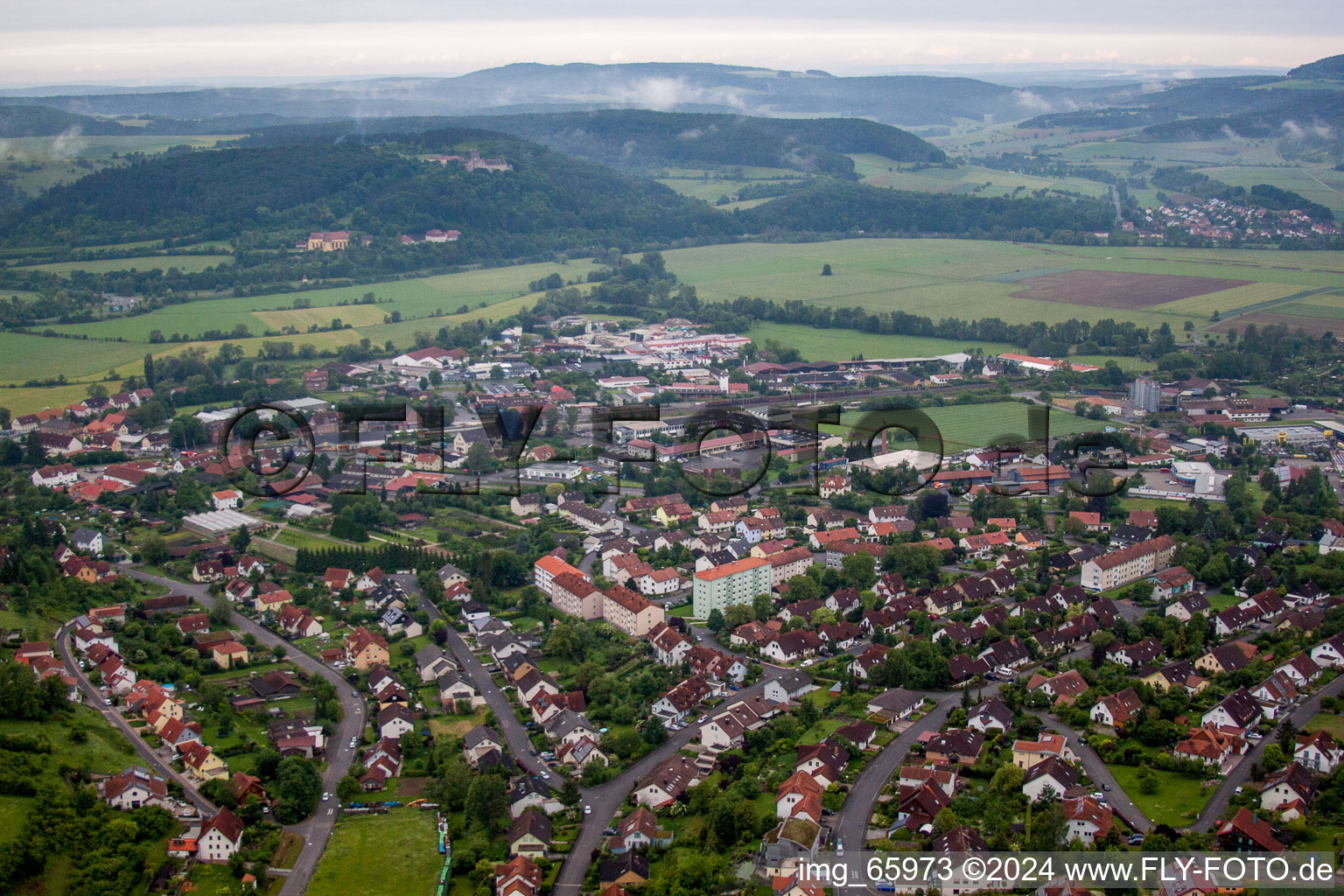 Vue aérienne de Vue des rues et des maisons des quartiers résidentiels à Hammelburg dans le département Bavière, Allemagne