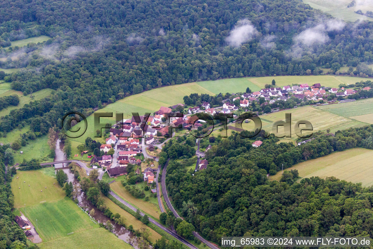 Vue aérienne de Zones riveraines de la Saale franconienne à le quartier Morlesau in Hammelburg dans le département Bavière, Allemagne