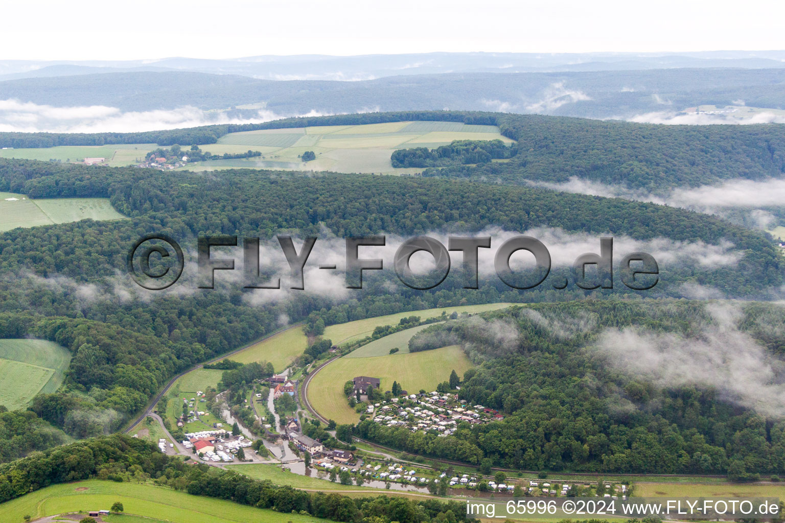 Vue aérienne de Zones riveraines de la Saale franconienne dans le quartier Morlesau de Hammelburg à le quartier Weickersgrüben in Gräfendorf dans le département Bavière, Allemagne