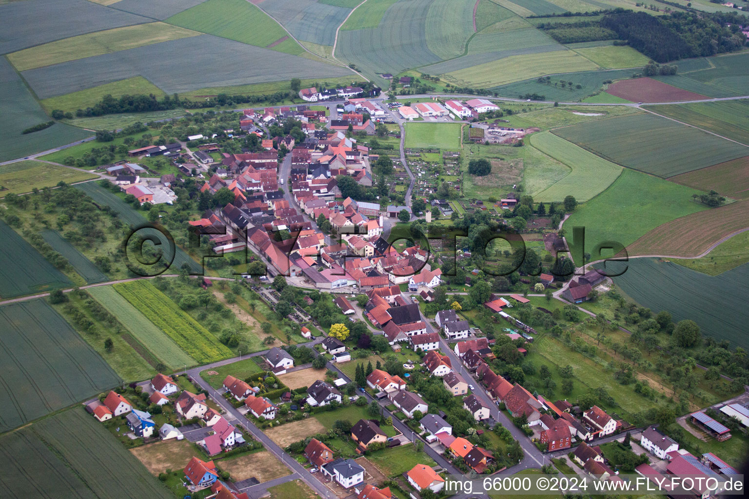 Vue aérienne de Quartier Weyersfeld in Karsbach dans le département Bavière, Allemagne