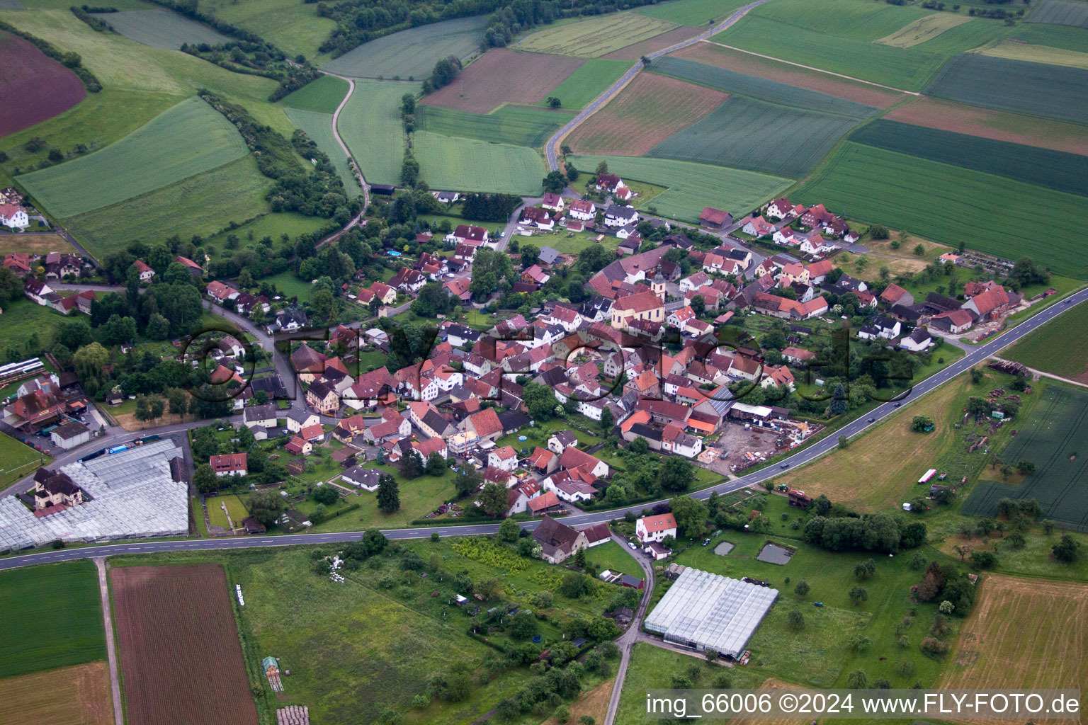 Vue aérienne de Champs agricoles et surfaces utilisables à Karsbach dans le département Bavière, Allemagne