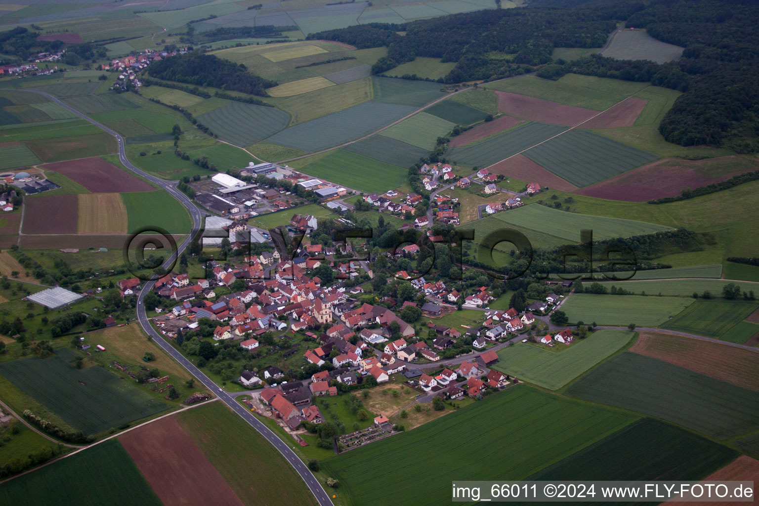 Vue aérienne de Vue sur le village à le quartier Heßdorf in Karsbach dans le département Bavière, Allemagne