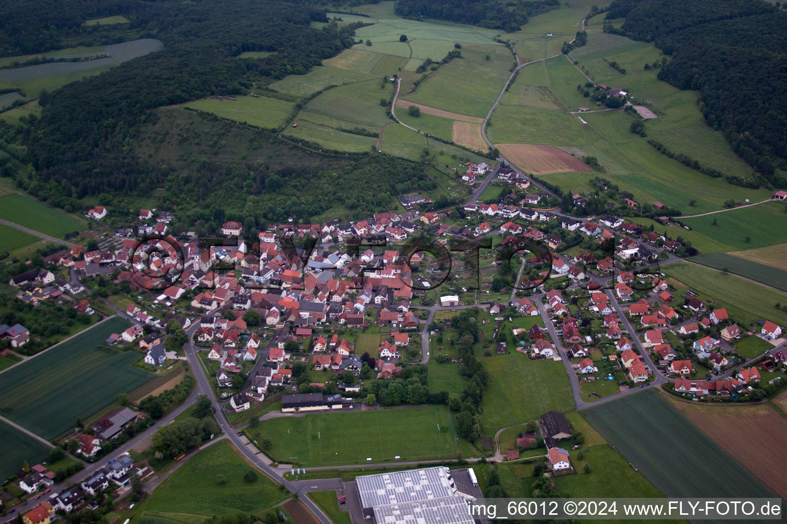 Vue aérienne de Champs agricoles et surfaces utilisables à Karsbach dans le département Bavière, Allemagne