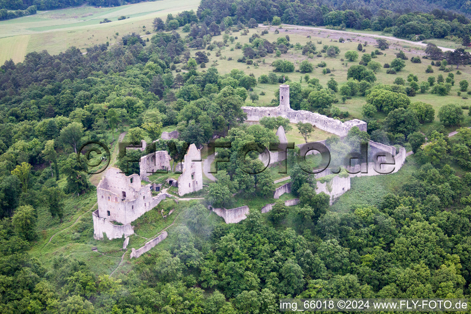 Vue aérienne de Ruines et vestiges des murs de l'ancien complexe du château et de la forteresse Ruines du château de Homburg à Gössenheim à Gössenheim dans le département Bavière, Allemagne