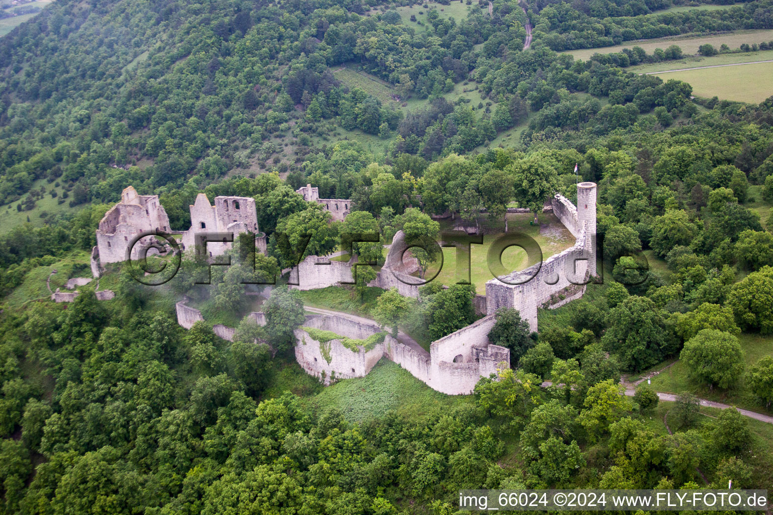 Vue aérienne de Ruines et vestiges des murs de l'ancien complexe du château et de la forteresse Ruines du château de Homburg à Gössenheim à Gössenheim dans le département Bavière, Allemagne