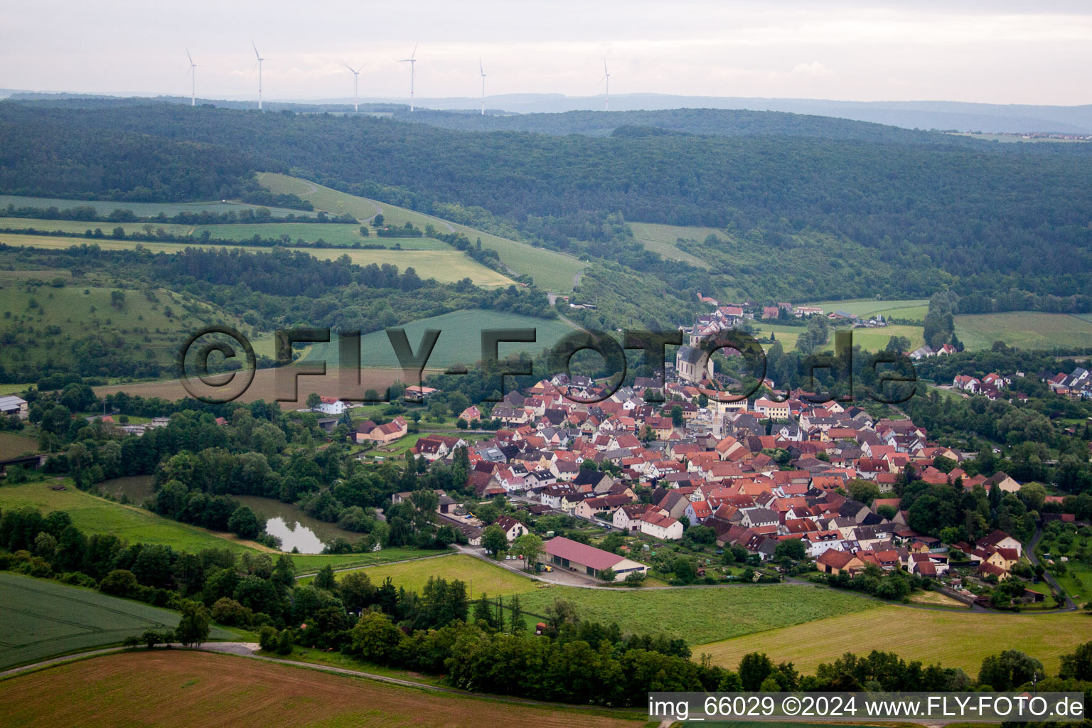 Vue aérienne de Champs agricoles et surfaces utilisables à Eußenheim dans le département Bavière, Allemagne