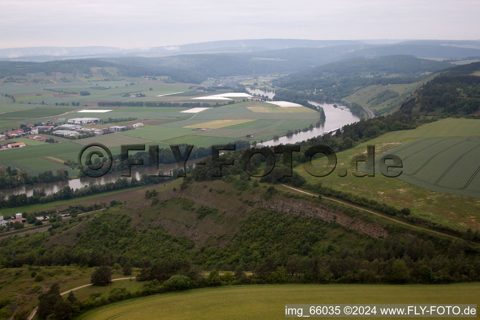 Vue aérienne de Principale vers Gambach à Karlburg dans le département Bavière, Allemagne