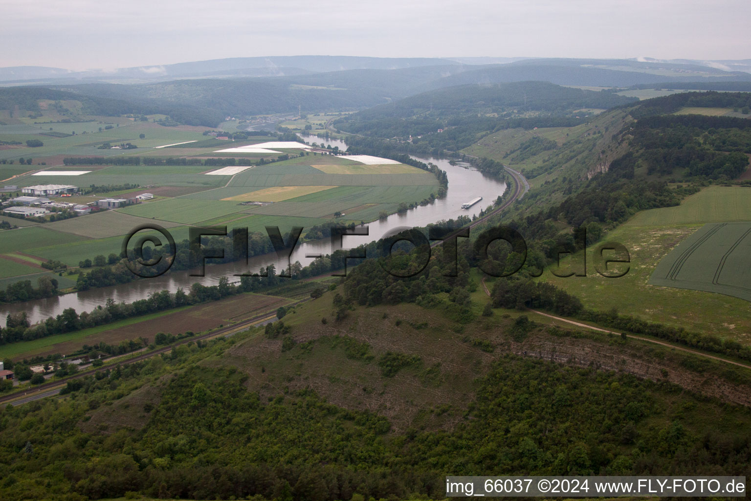 Vue aérienne de Principale vers Gambach à Karlburg dans le département Bavière, Allemagne