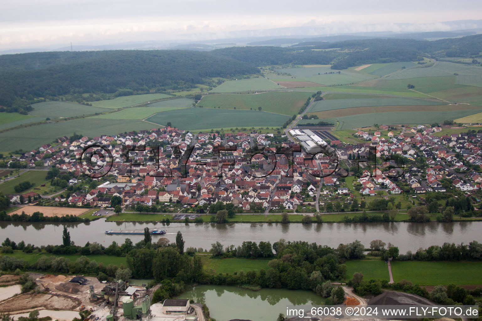 Vue aérienne de Karlburg dans le département Bavière, Allemagne