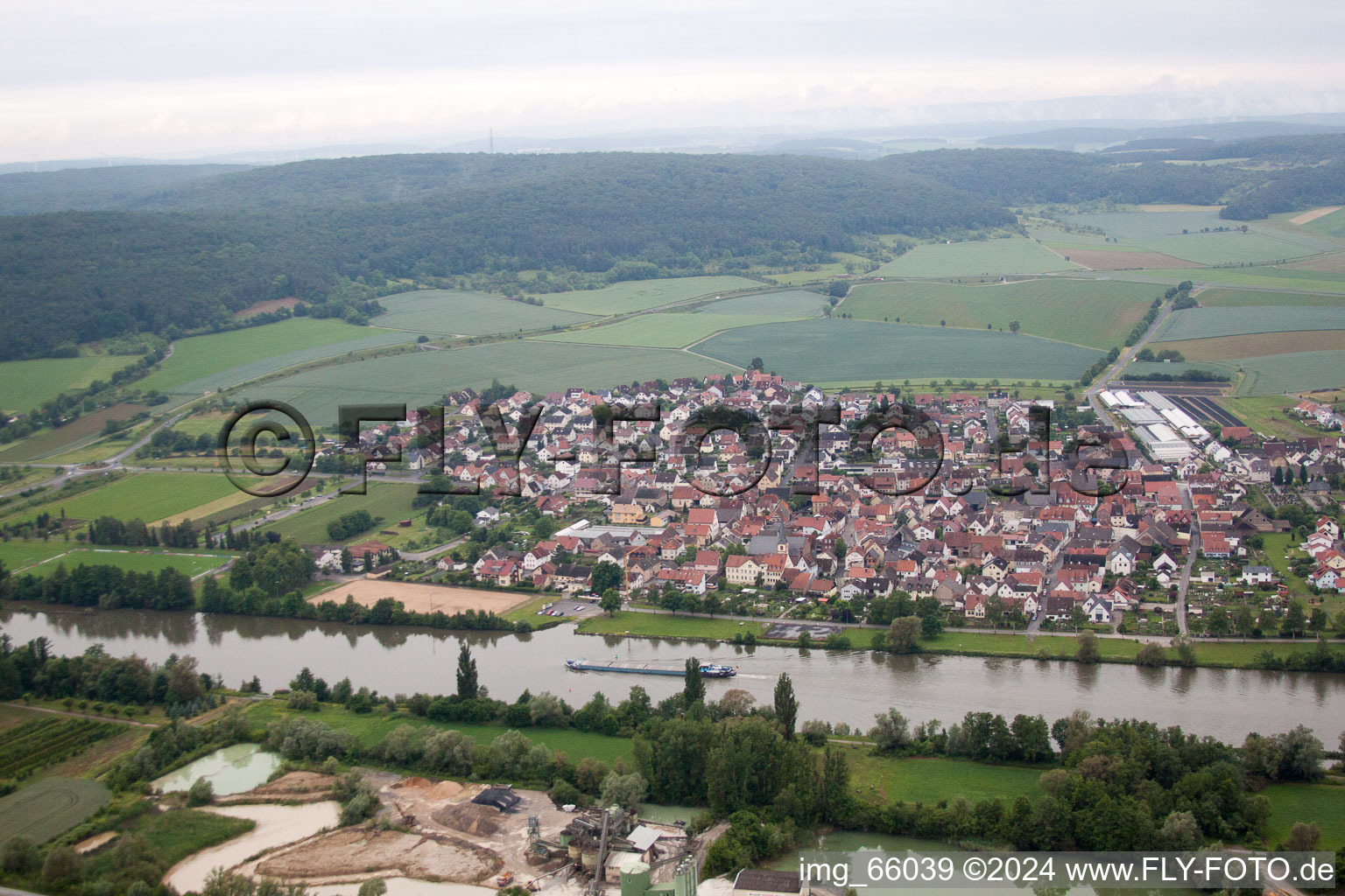 Vue aérienne de Karlburg dans le département Bavière, Allemagne