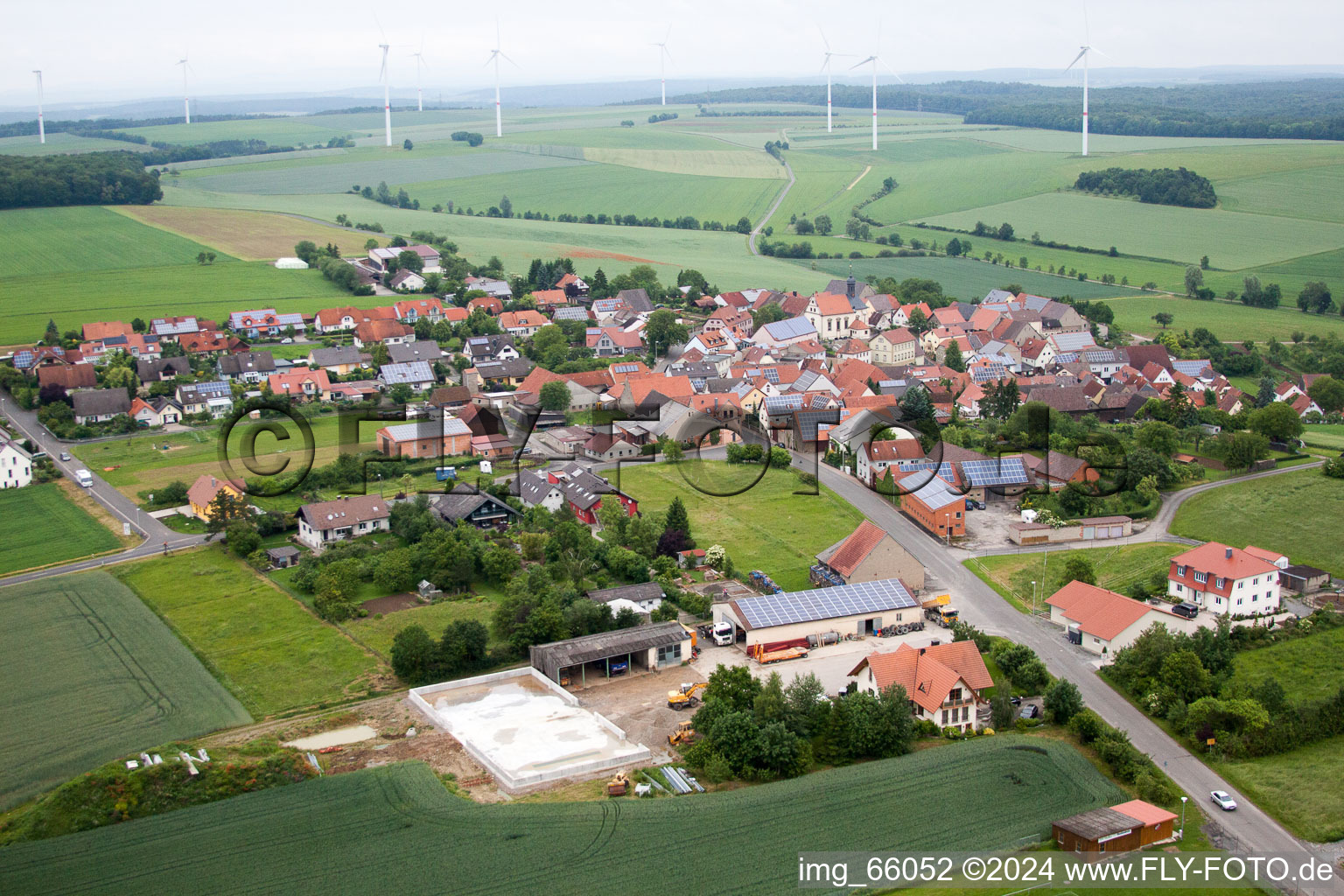 Vue aérienne de Vue sur le village à le quartier Heßlar in Karlstadt am Main dans le département Bavière, Allemagne