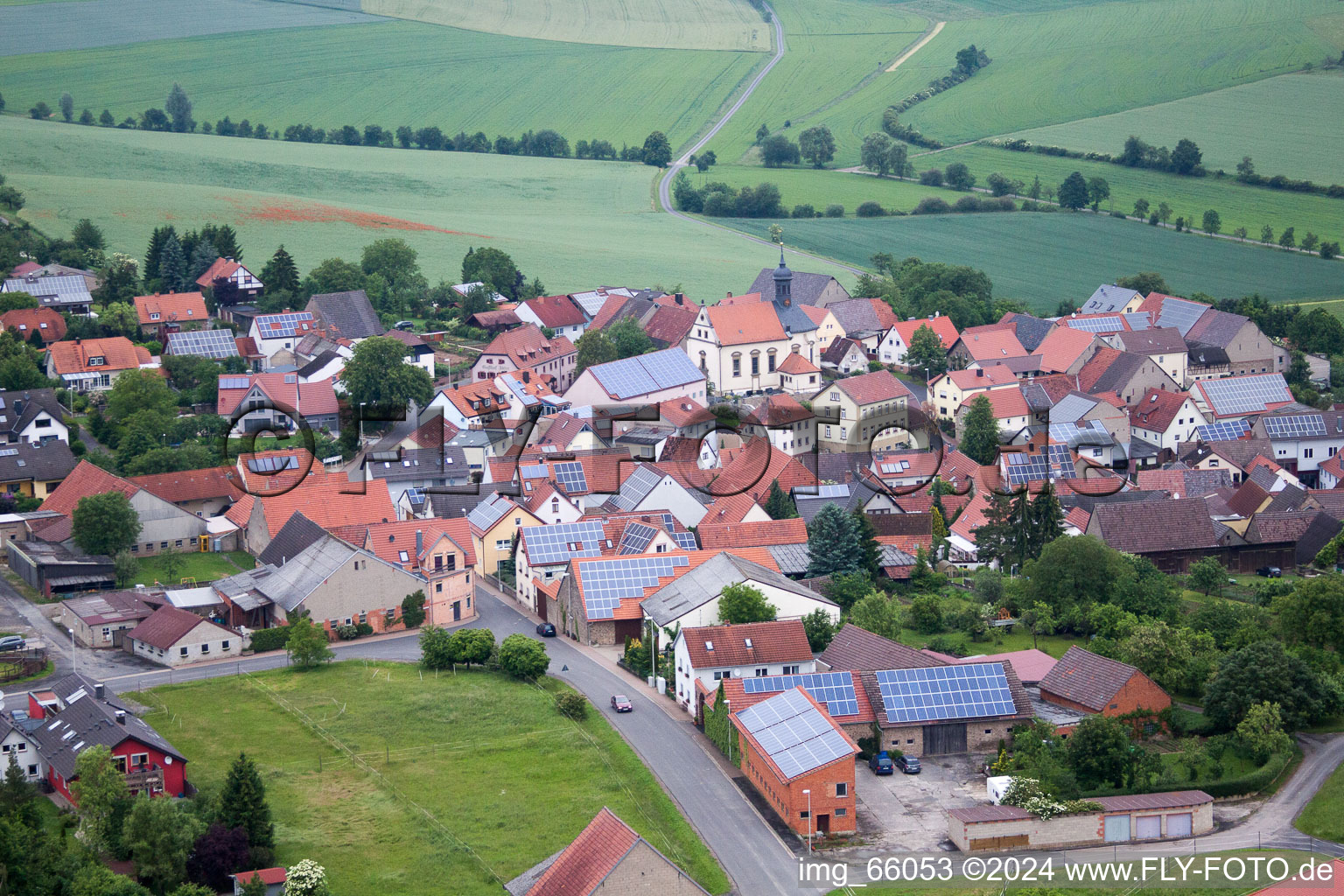 Vue aérienne de Vue sur le village à le quartier Heßlar in Karlstadt am Main dans le département Bavière, Allemagne