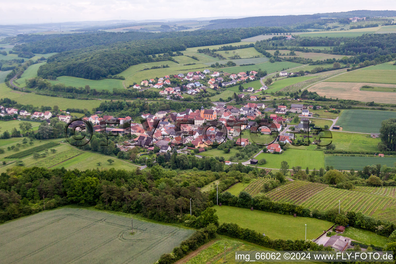 Vue aérienne de Vue sur le village à le quartier Reuchelheim in Arnstein dans le département Bavière, Allemagne