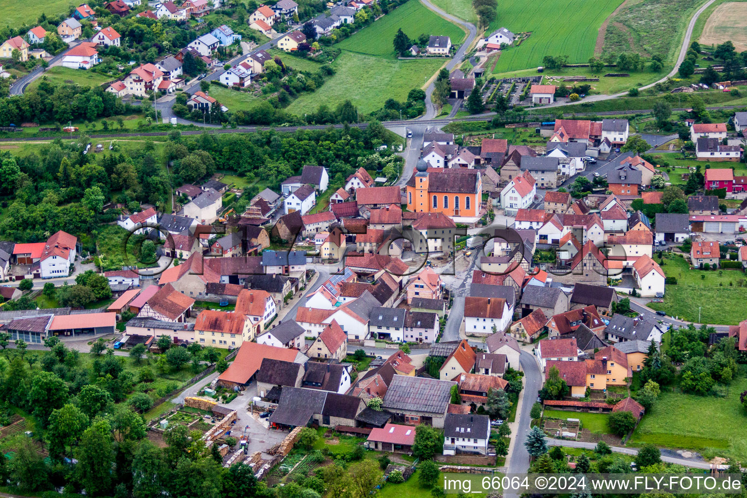 Vue aérienne de Vue sur le village à le quartier Reuchelheim in Arnstein dans le département Bavière, Allemagne