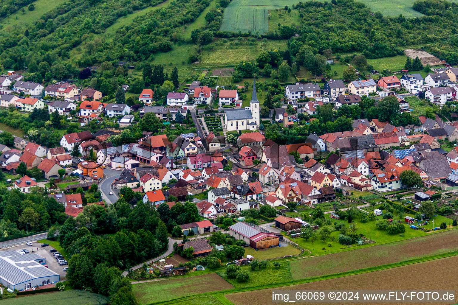 Vue aérienne de Bâtiment de l'église Sainte-Marguerite dans le quartier de Heugrumbach à Arnstein dans le département Bavière, Allemagne