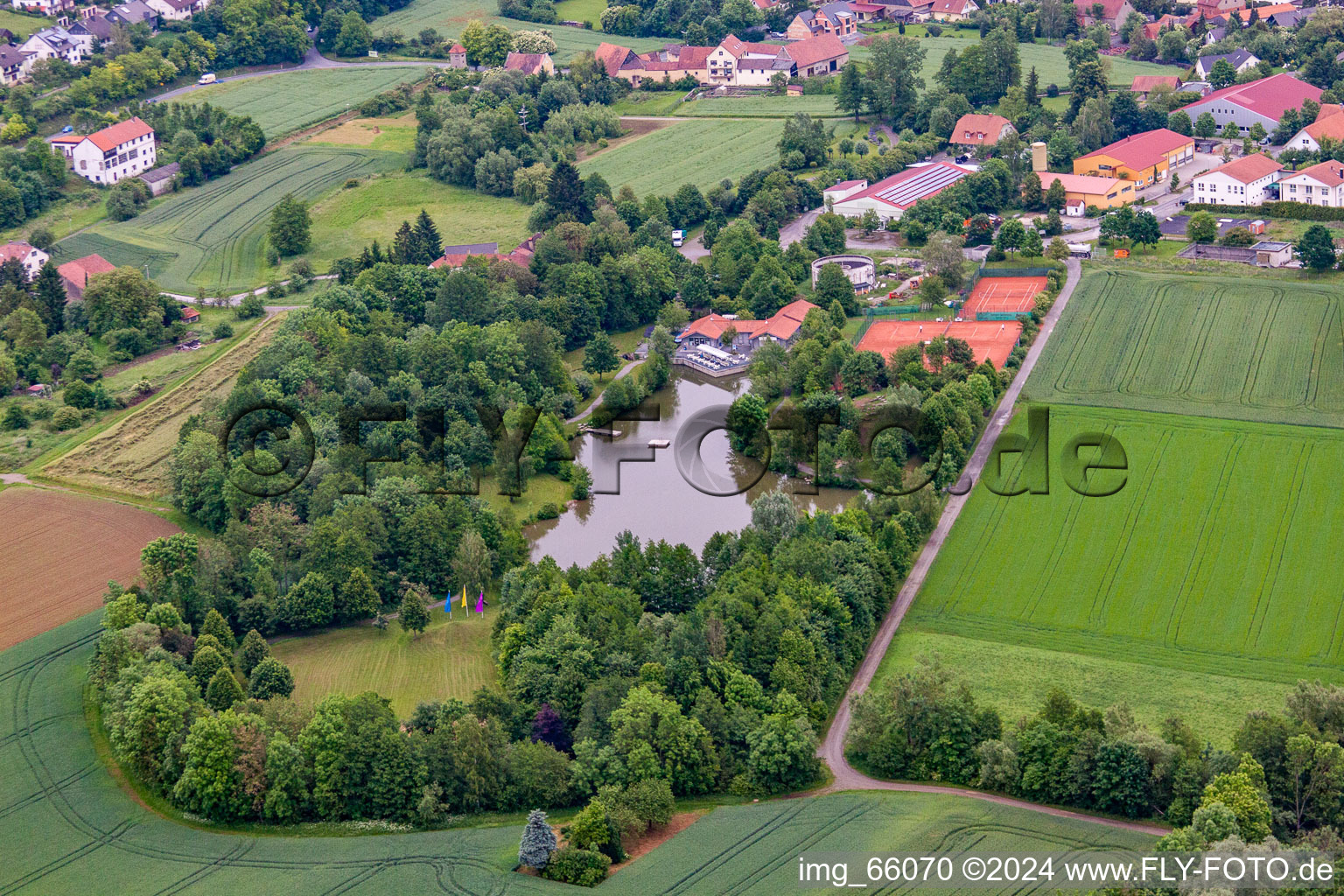 Vue aérienne de Lac de baignade à l'ancienne piscine à Arnstein dans le département Bavière, Allemagne