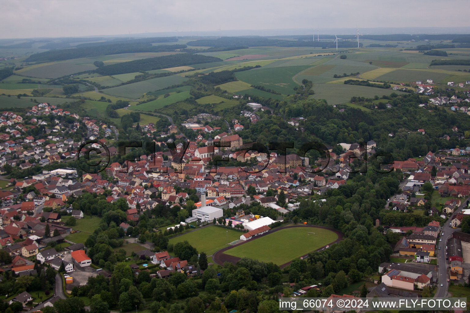 Vue des rues et des maisons des quartiers résidentiels à Arnstein dans le département Bavière, Allemagne d'en haut