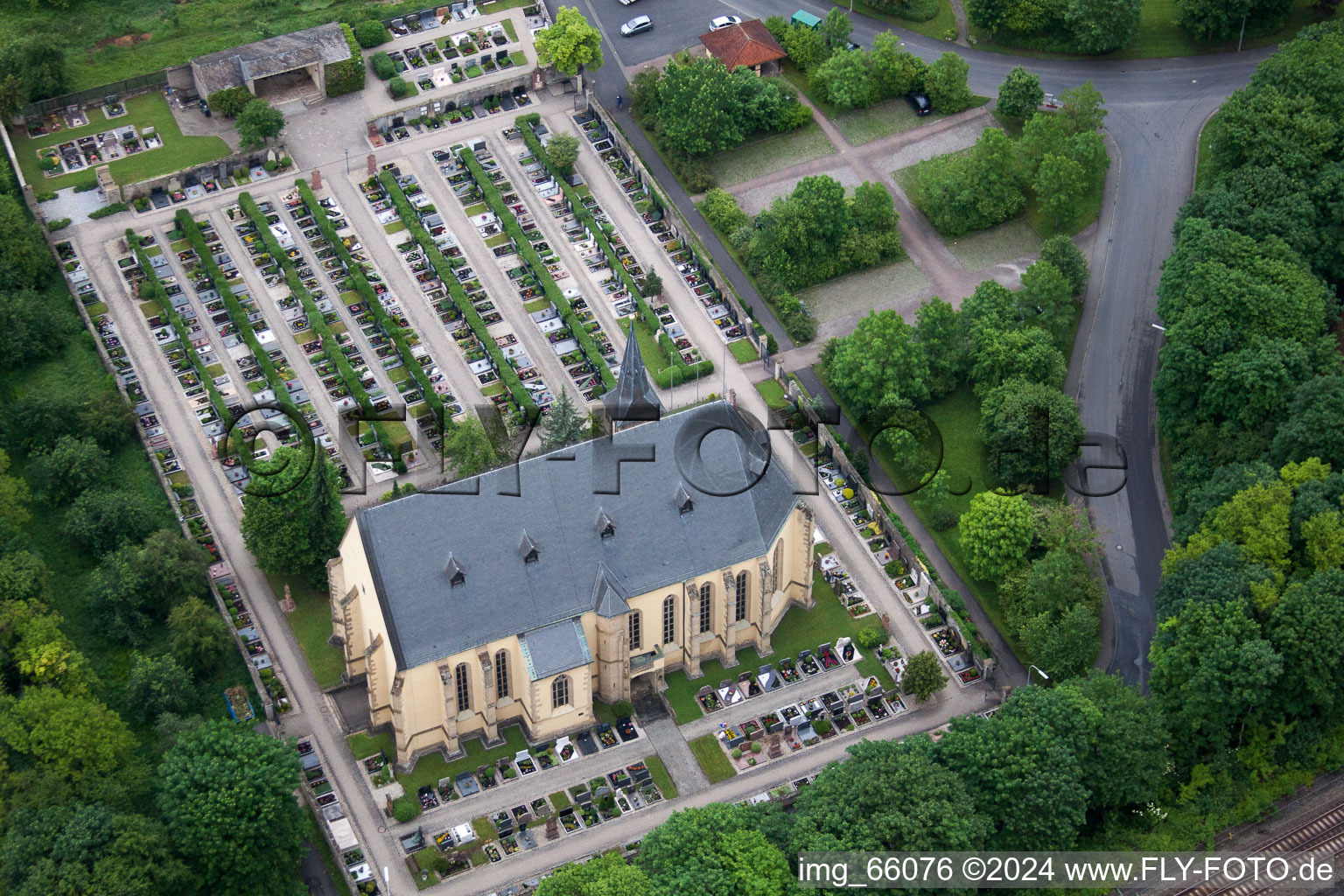 Vue aérienne de Église paroissiale et de pèlerinage « Maria Sondheim » dans le quartier de Heugrumbach à Arnstein dans le département Bavière, Allemagne