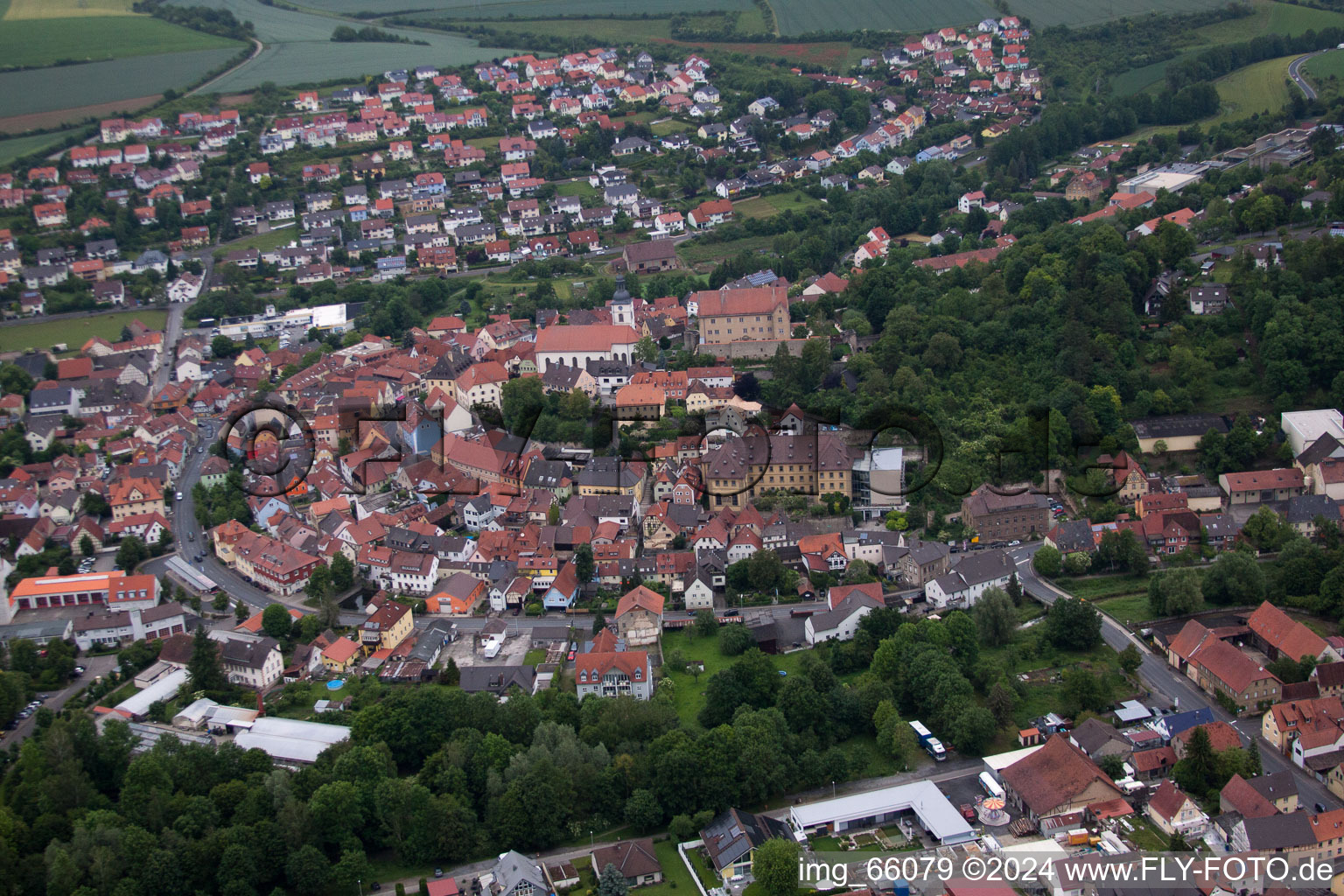 Vue des rues et des maisons des quartiers résidentiels à Arnstein dans le département Bavière, Allemagne hors des airs