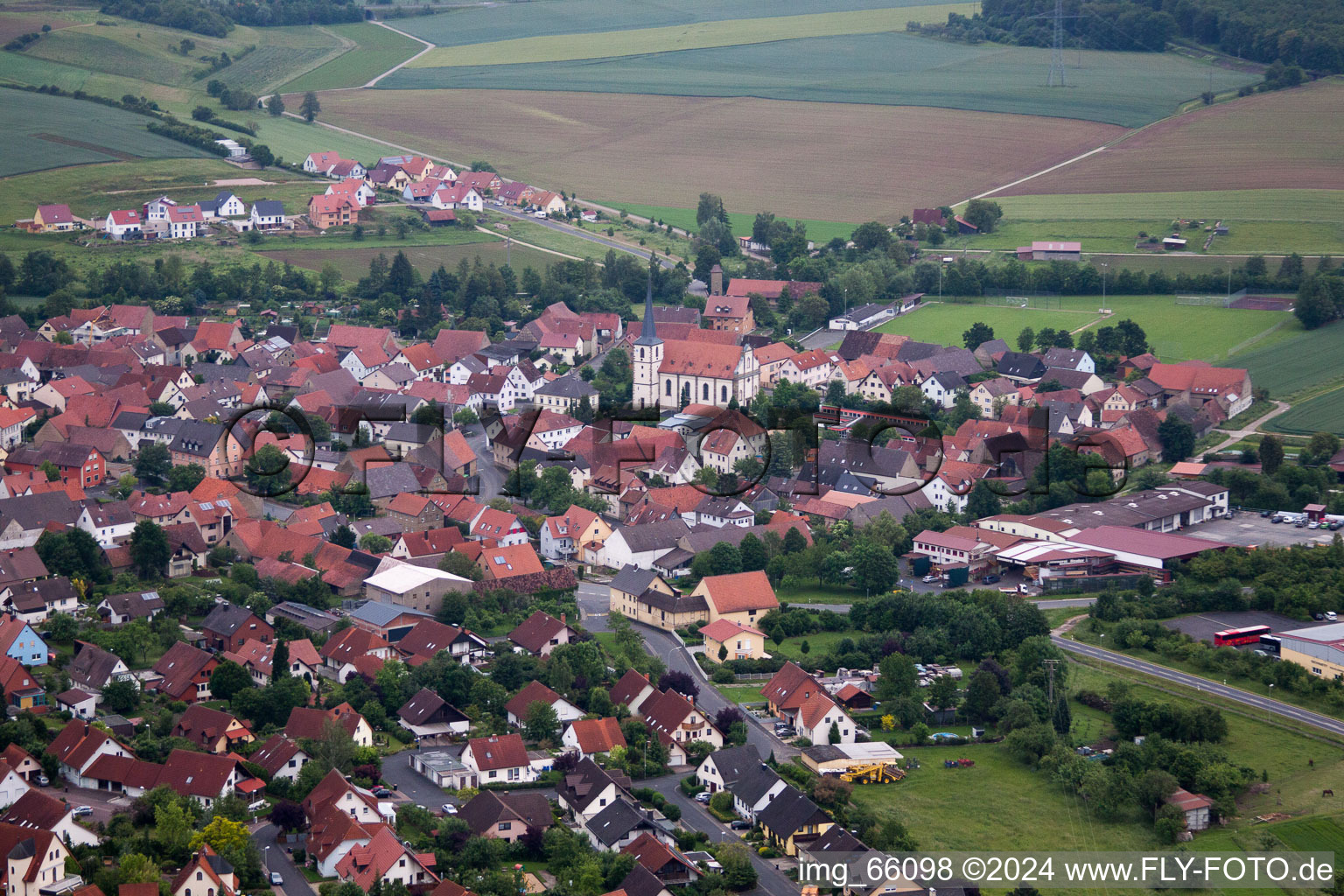 Vue aérienne de Vue sur le village à le quartier Zeuzleben in Werneck dans le département Bavière, Allemagne