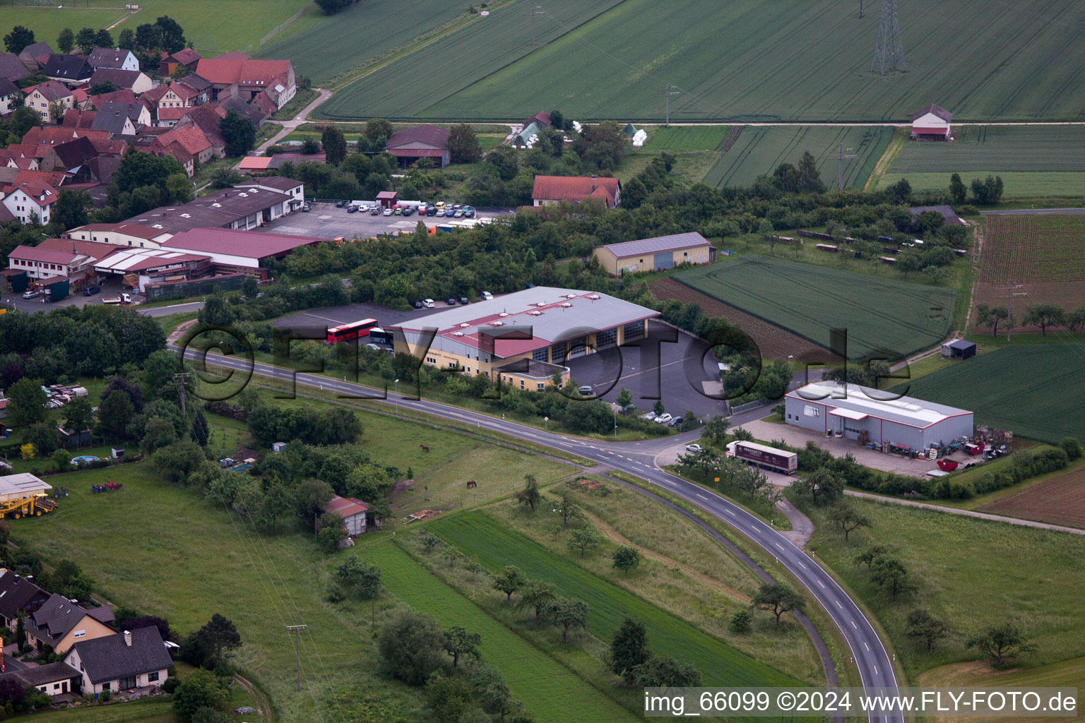 Vue aérienne de Compagnie de bus à le quartier Zeuzleben in Werneck dans le département Bavière, Allemagne