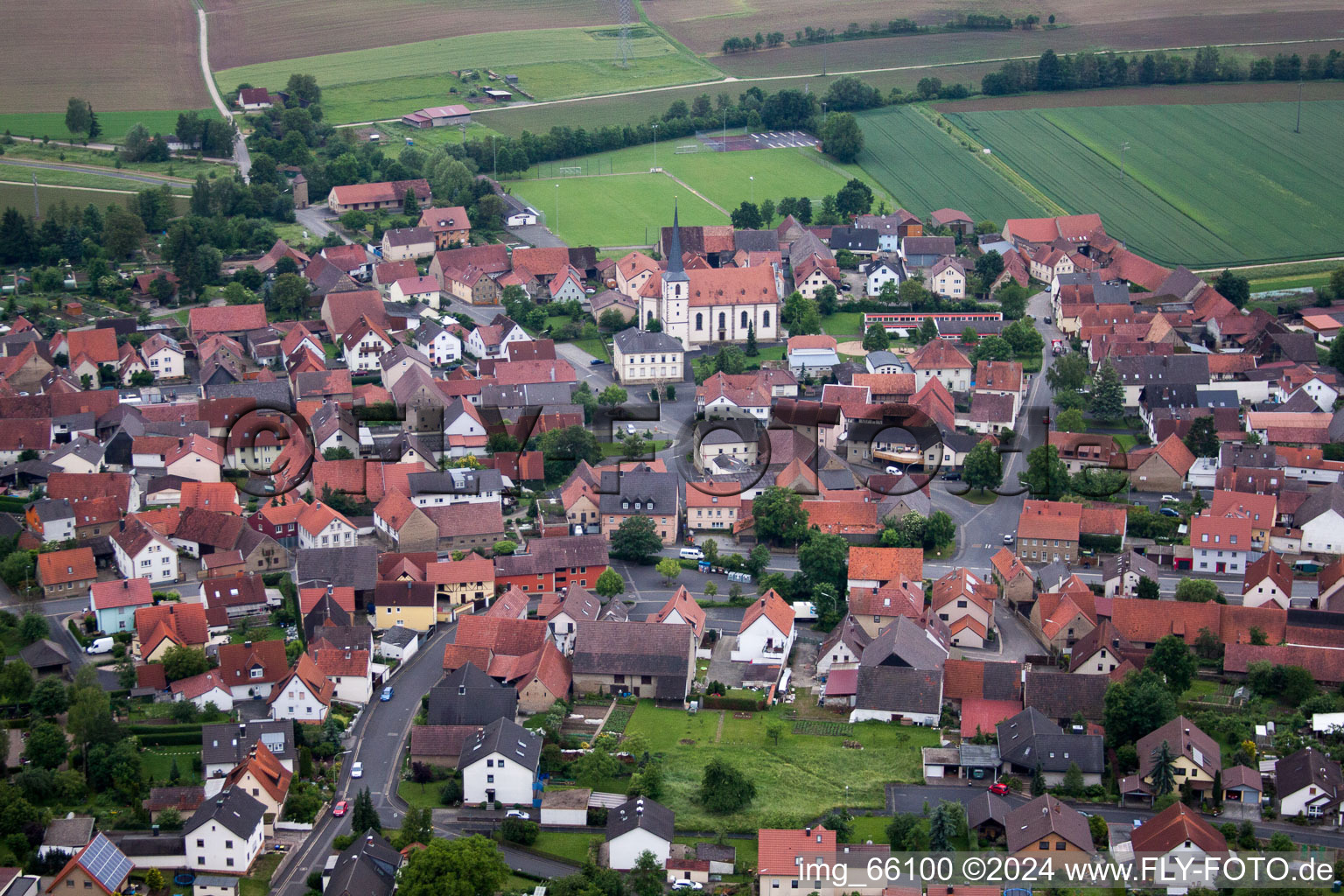 Vue aérienne de Vue sur le village à le quartier Zeuzleben in Werneck dans le département Bavière, Allemagne