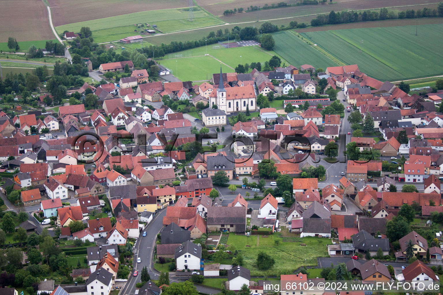 Vue oblique de Vue sur le village à le quartier Zeuzleben in Werneck dans le département Bavière, Allemagne