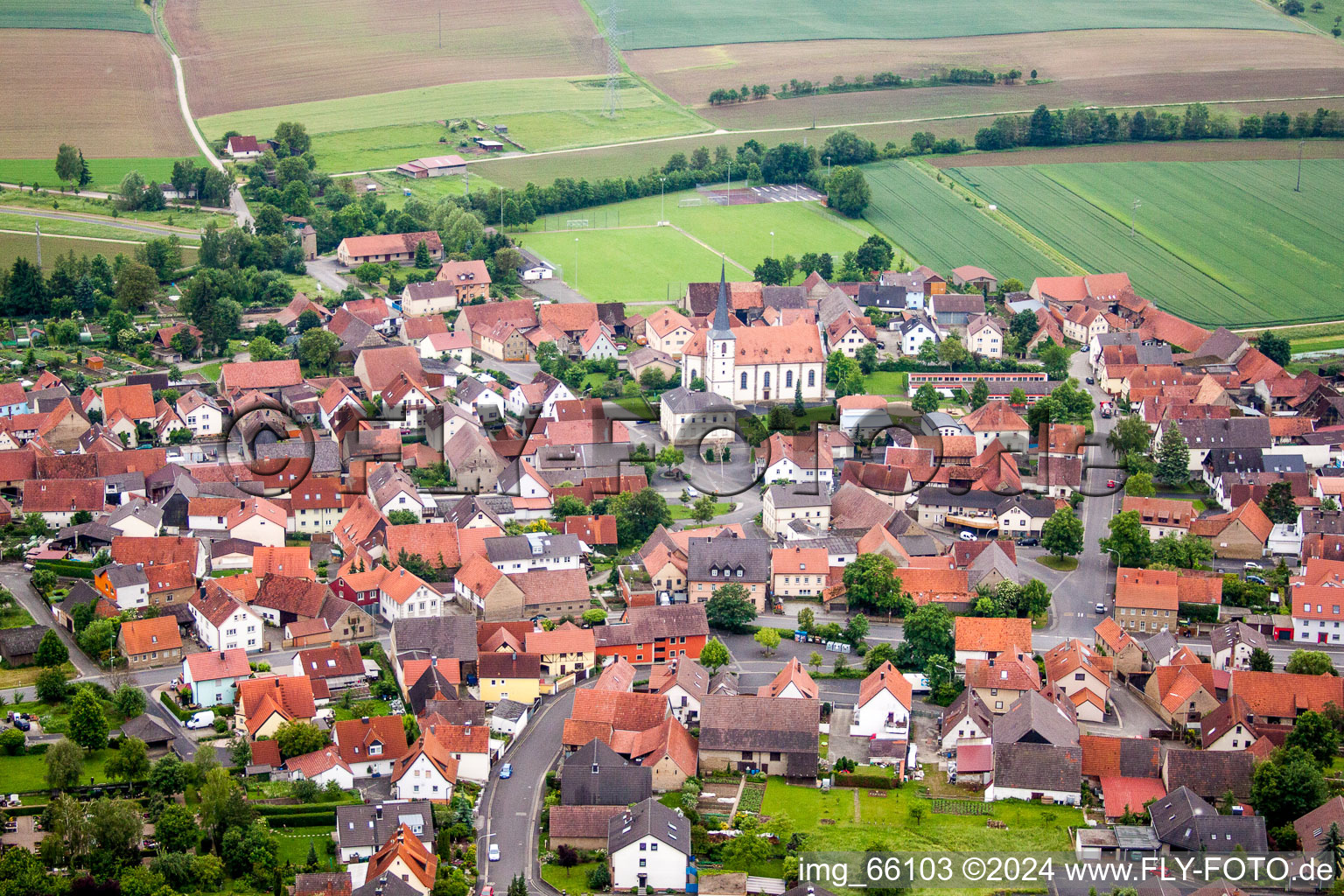 Vue sur le village à le quartier Zeuzleben in Werneck dans le département Bavière, Allemagne d'en haut