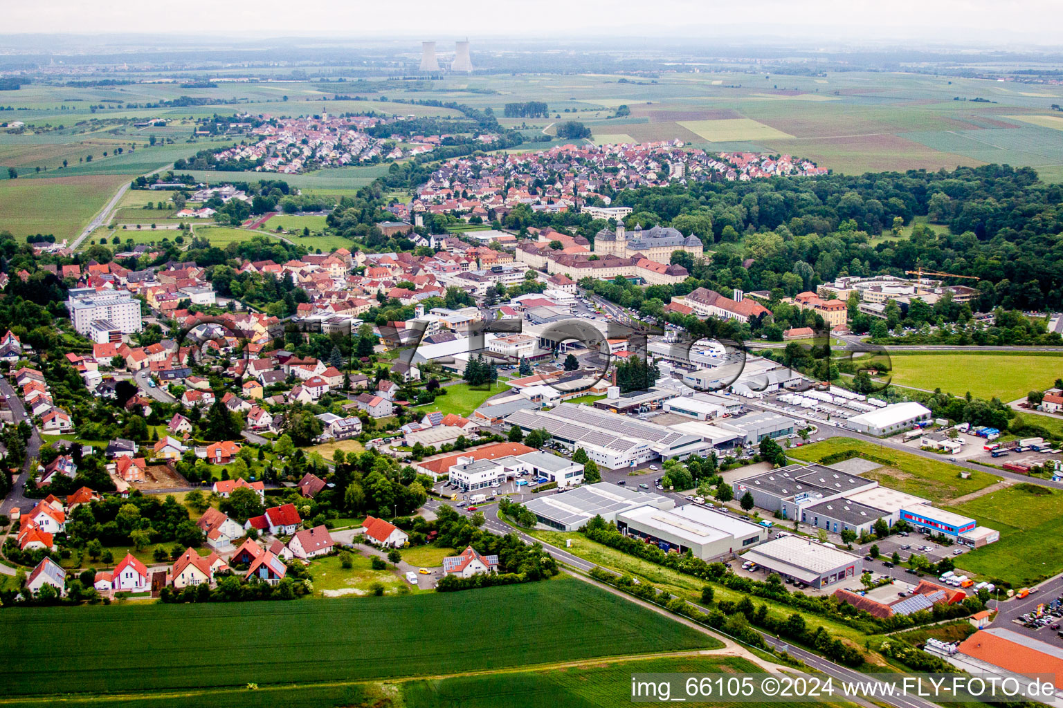 Vue aérienne de Zone commerciale et implantation d'entreprise à Werneck dans le département Bavière, Allemagne