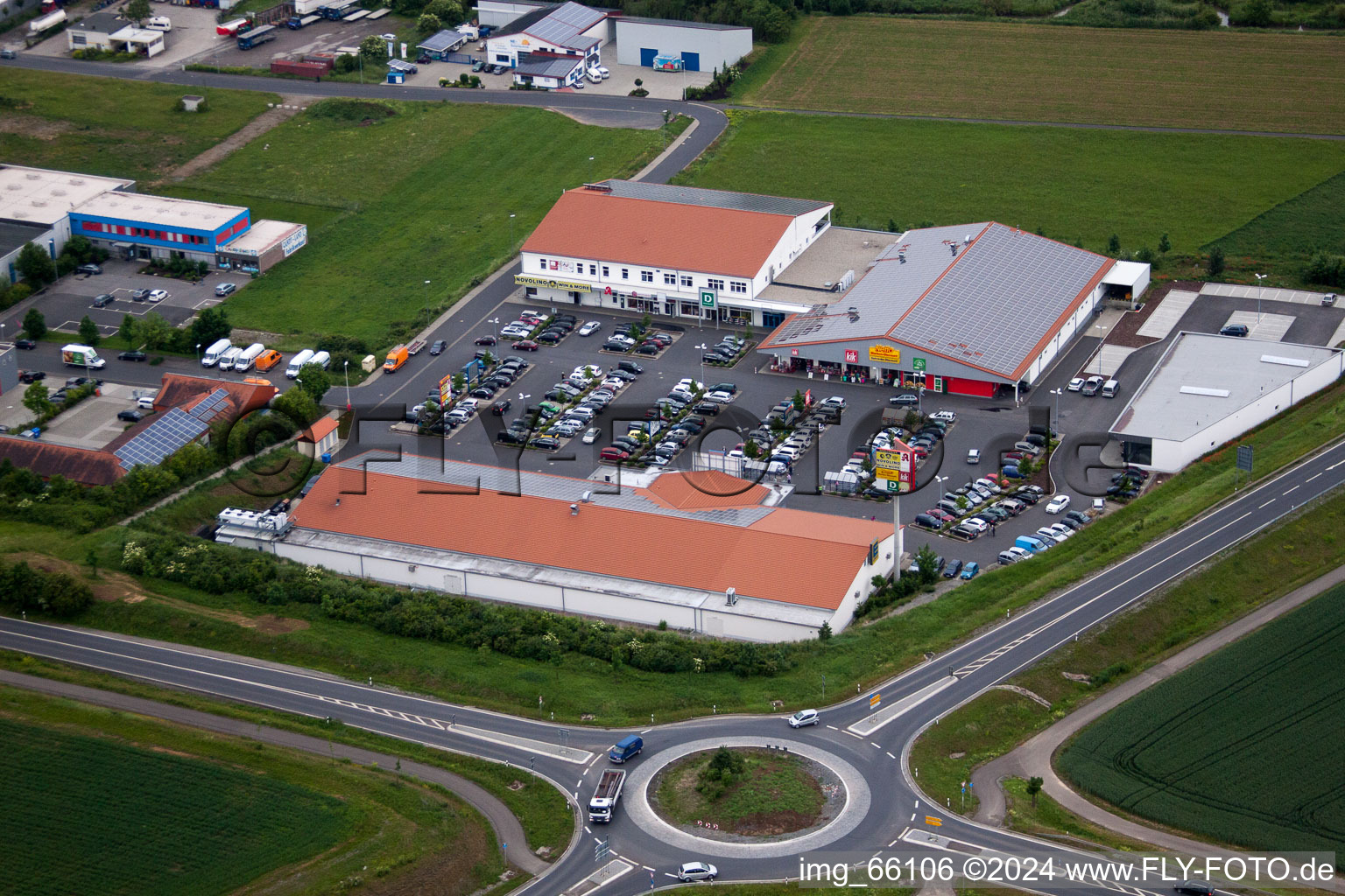 Photographie aérienne de Zone commerciale et implantation d'entreprise à Werneck dans le département Bavière, Allemagne