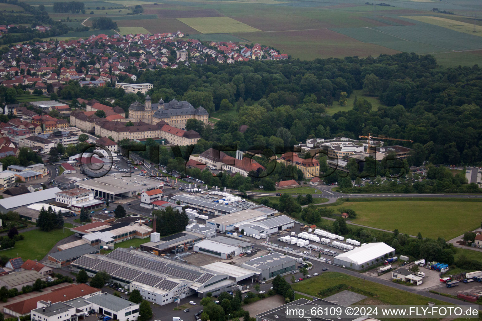 Zone commerciale et implantation d'entreprise à Werneck dans le département Bavière, Allemagne hors des airs