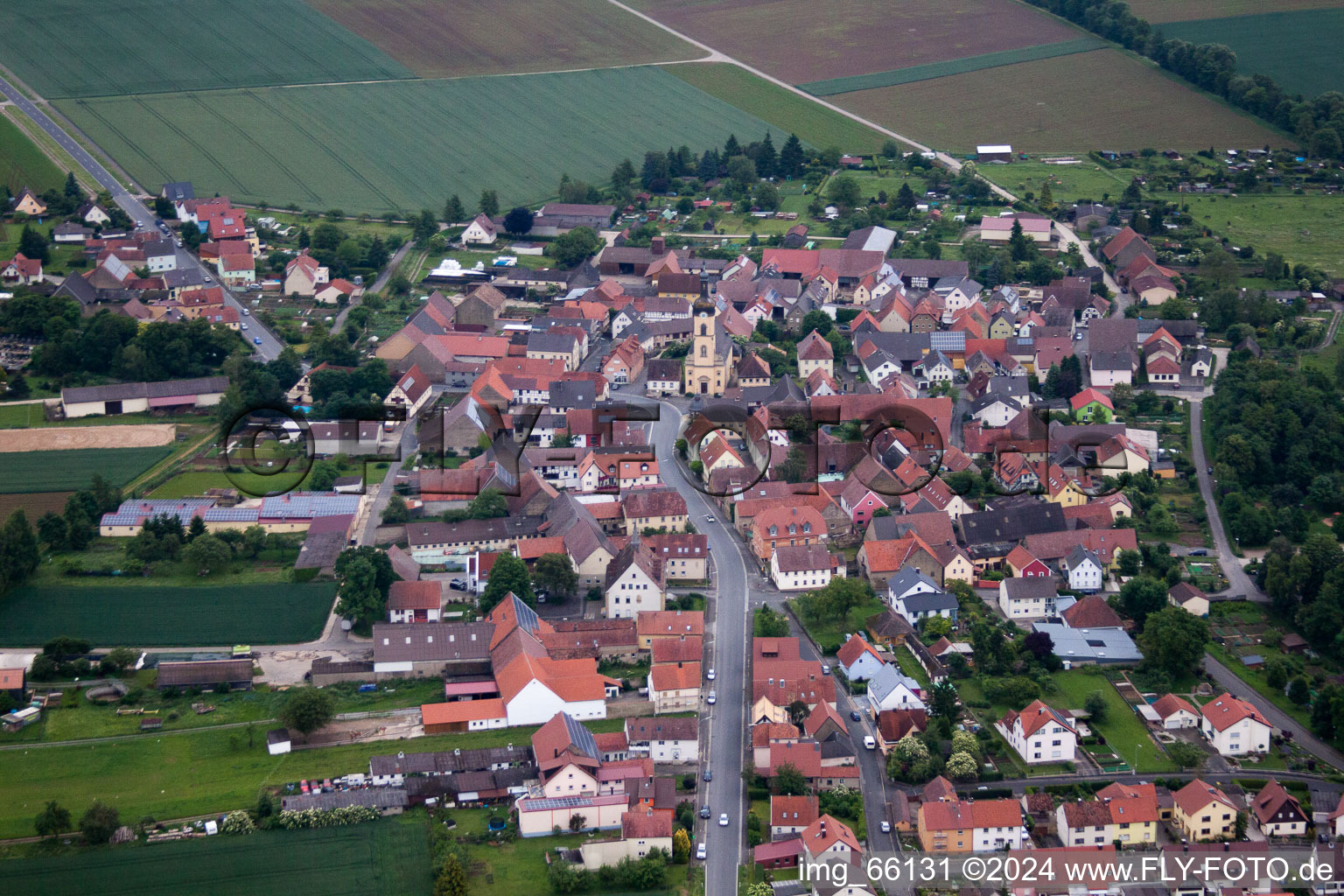 Vue aérienne de Bâtiment d'église au centre du village à le quartier Ettleben in Werneck dans le département Bavière, Allemagne