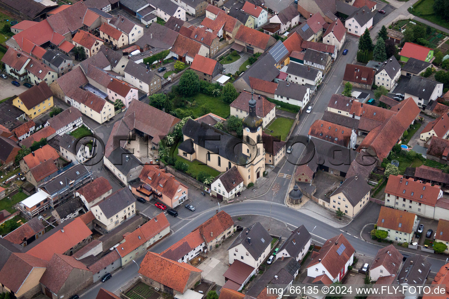 Vue aérienne de Bâtiment d'église au centre du village à le quartier Ettleben in Werneck dans le département Bavière, Allemagne